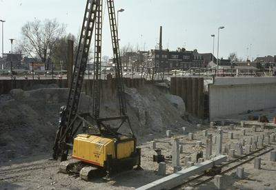 808843 Afbeelding van de bouw van de Catharijnebaan te Utrecht, met links op de achtergrond het Leidseveer.